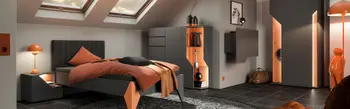 Futuristisch eingerichtetes Jugendzimmer in anthrazit und orangen Highlights